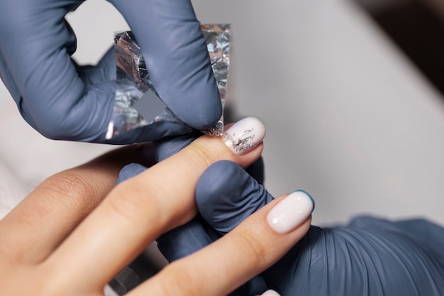 Foto profesional del arte de las uñas trabajando en las uñas de los clientes