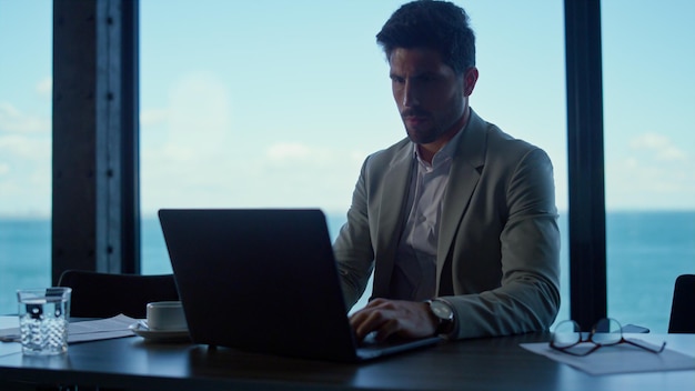 Profesional enfocado usando computadora portátil en la oficina Jefe hábil reflexionando