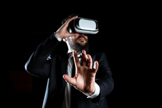 Profesional masculino con gafas de realidad virtual gesticulando e introduciendo tecnología moderna de