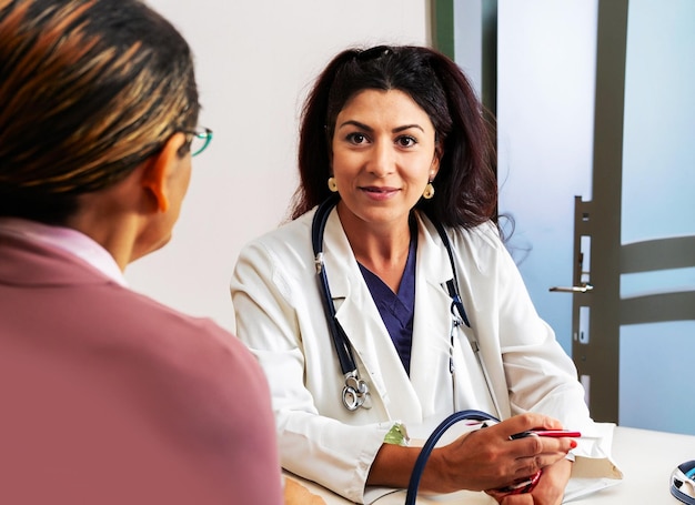 Foto profesional médico comprometido en una consulta