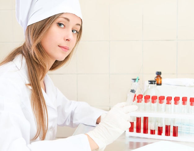 Foto profesional médico femenino con una jeringa. prueba de sangre