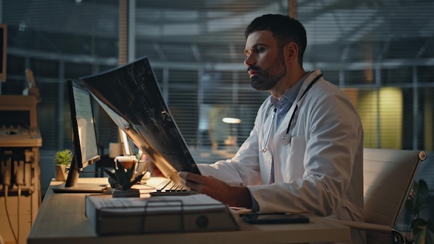 Un profesional médico revisando los resultados de radiología de primer plano molesta el pensamiento del médico