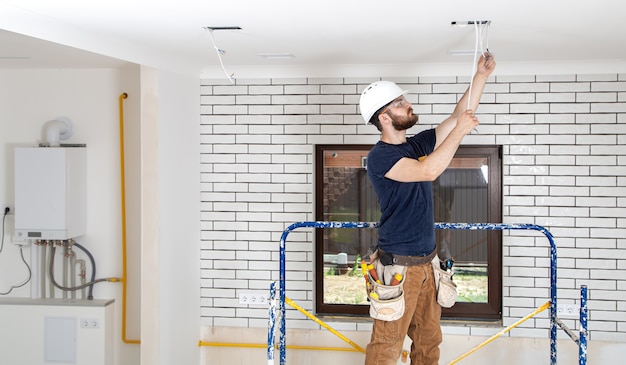 Foto profesional en monos con herramientas en el sitio de reparación. concepto de renovación del hogar.