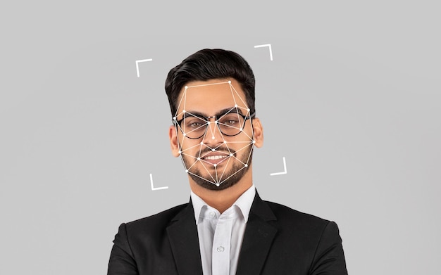 Profesional de negocios que utiliza tecnología de reconocimiento facial en un entorno moderno