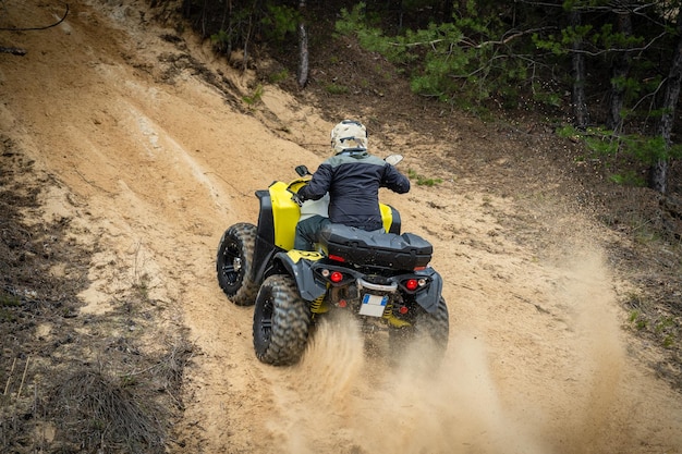 Profesional quad biker paseos rápidos en la arena Quad racing ATV 4x4