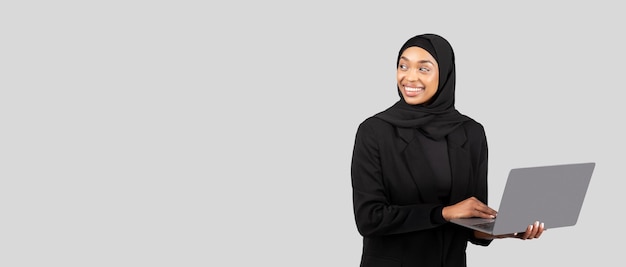 Profesional y radiante una mujer de negocios afroamericana en hijab