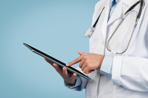 Profesional de la salud femenina usando una tableta tecnológica en medicina