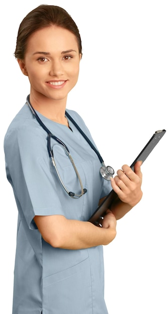 Profesional de la salud femenina vistiendo batas y sosteniendo un portapapeles