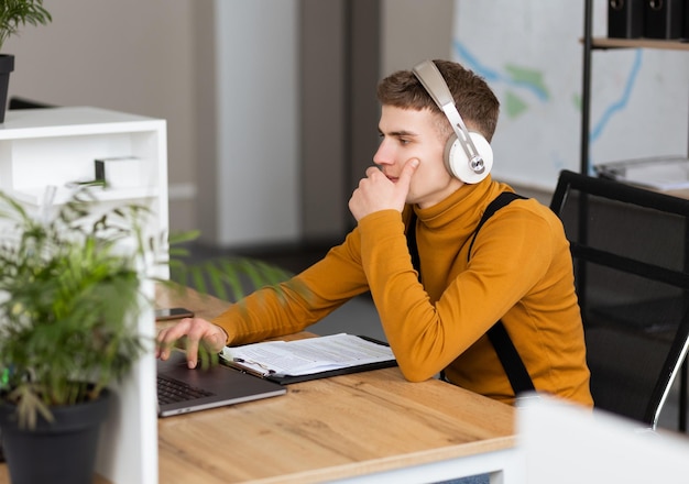 Profesional de TI alegre en el trabajo joven sonriente