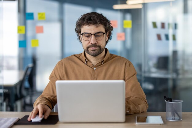 Profesional trabajando en una computadora portátil en una oficina moderna