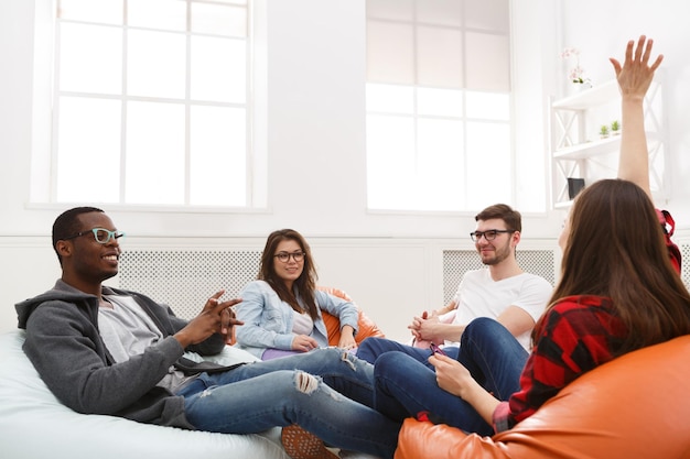 Profesionales creativos. Jóvenes diseñadores discutiendo ideas, sentados en el espacio de trabajo de coworking de la oficina moderna