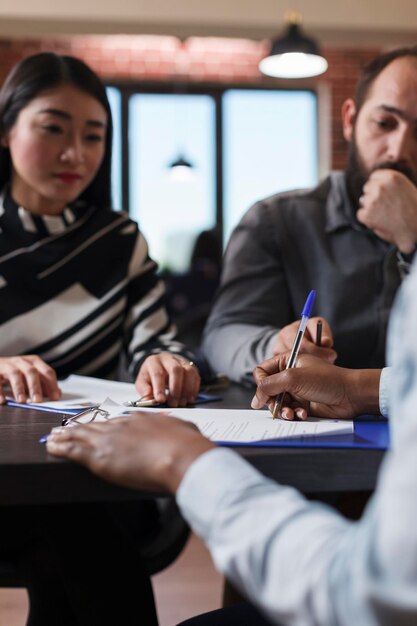 Foto profesionales de las empresas en reuniones