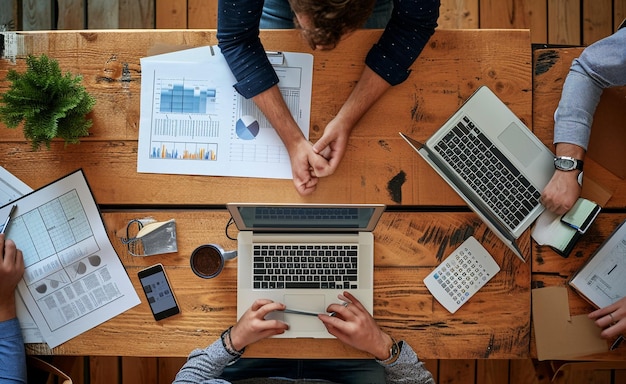 profesionales en el escritorio con computadora portátil