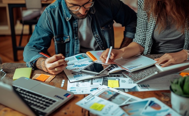 profesionales en el escritorio con computadora portátil