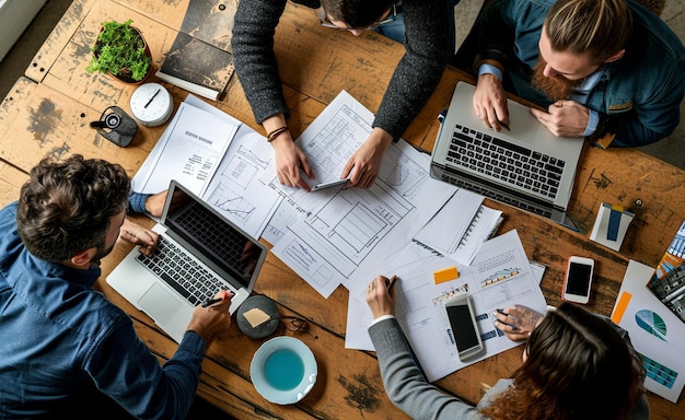 profesionales en el escritorio con computadora portátil