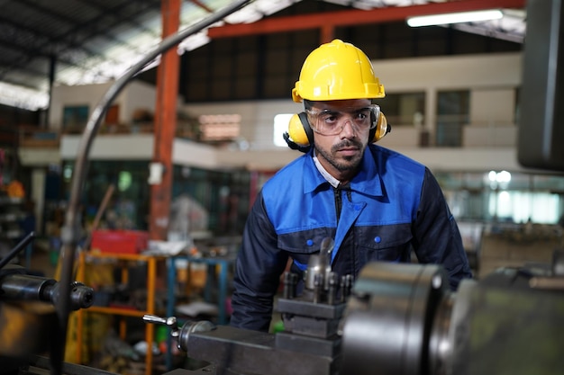 Foto profesionales hombres ingenieros habilidades de los trabajadores calidad mantenimiento formación industria fábrica trabajador almacén taller para operadores de fábrica equipo de ingeniería mecánica producción