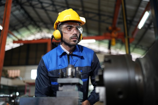 Profesionales hombres ingenieros habilidades de los trabajadores calidad mantenimiento formación industria fábrica trabajador almacén Taller para operadores de fábrica equipo de ingeniería mecánica producción