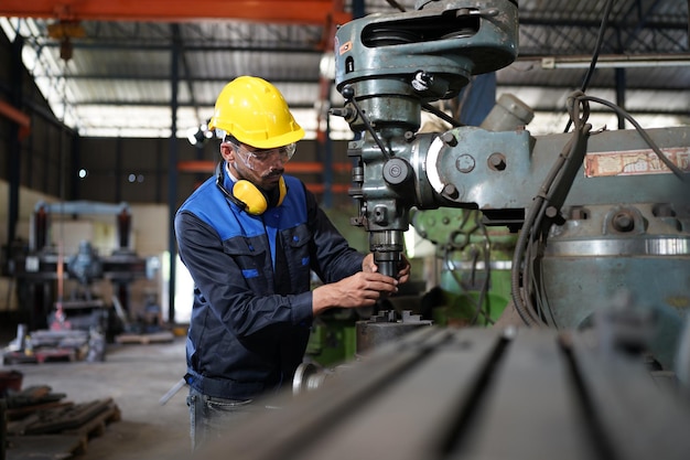 Profesionales hombres ingenieros habilidades de los trabajadores calidad mantenimiento formación industria fábrica trabajador almacén Taller para operadores de fábrica equipo de ingeniería mecánica producción