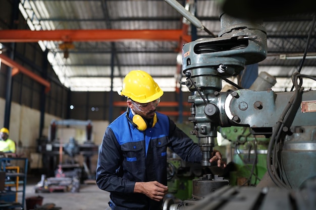 Profesionales hombres ingenieros habilidades de los trabajadores calidad mantenimiento formación industria fábrica trabajador almacén Taller para operadores de fábrica equipo de ingeniería mecánica producción