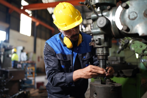 Profesionales hombres ingenieros habilidades de los trabajadores calidad mantenimiento formación industria fábrica trabajador almacén Taller para operadores de fábrica equipo de ingeniería mecánica producción