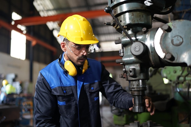 Profesionales hombres ingenieros habilidades de los trabajadores calidad mantenimiento formación industria fábrica trabajador almacén Taller para operadores de fábrica equipo de ingeniería mecánica producción