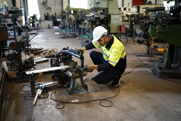 Profesionales hombres ingenieros habilidades de los trabajadores calidad mantenimiento formación industria fábrica trabajador almacén Taller para operadores de fábrica equipo de ingeniería mecánica producción