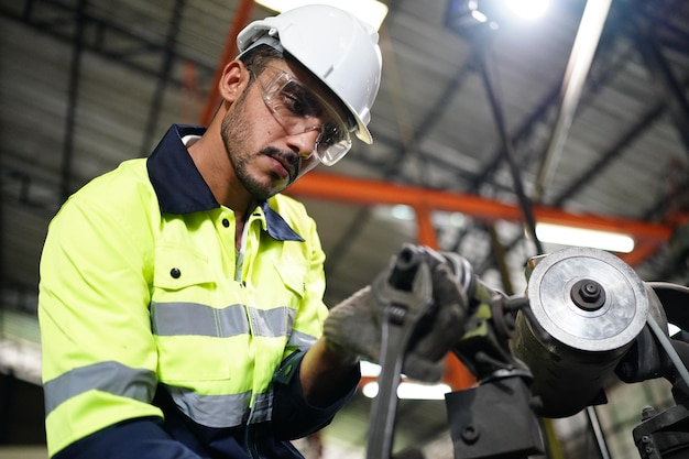 Foto profesionales hombres ingenieros habilidades de los trabajadores calidad mantenimiento formación industria fábrica trabajador almacén taller para operadores de fábrica equipo de ingeniería mecánica producción