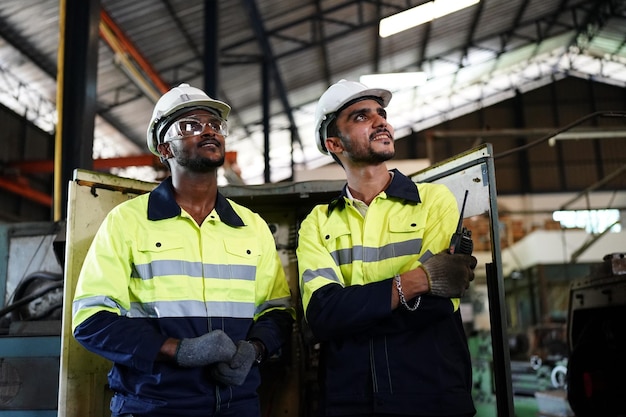 Profesionales hombres ingenieros habilidades de los trabajadores calidad mantenimiento formación industria fábrica trabajador almacén Taller para operadores de fábrica equipo de ingeniería mecánica producción