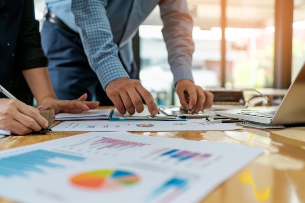 Profesionales de negocios discutiendo gráficos y estrategias en un espacio de trabajo colaborativo