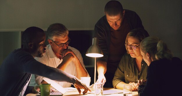 Foto profesionales de negocios discutiendo en la oficina