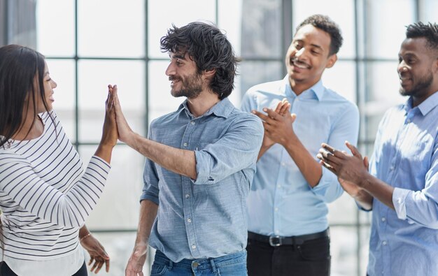 Foto profesionales de negocios en una reunión colaborando comunicándose y mostrando un trabajo en equipo positivo