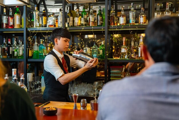 Profesionales productivos trabajando en un ambiente vibrante de cafetería