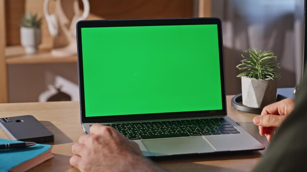 Profesionales tocando a mano el botón de la computadora chromakey en el primer plano de la oficina de la agencia