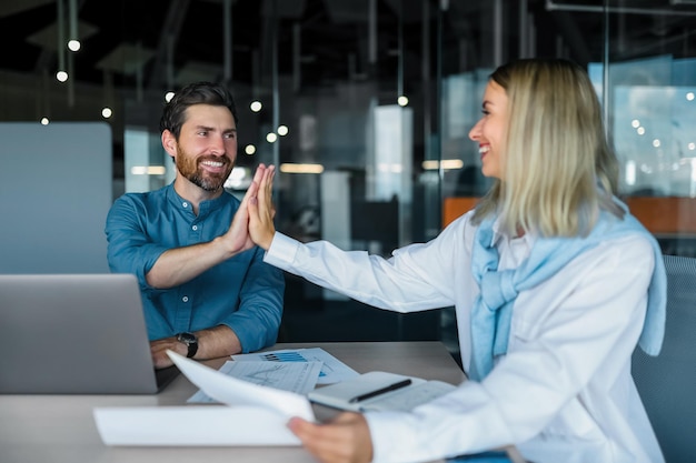 Profesionales trabajando juntos en la oficina.