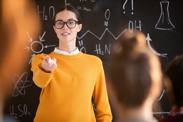 profesor apuntando a estudiante