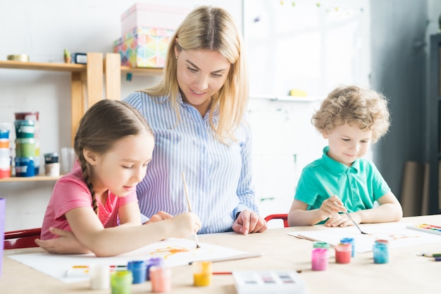 Profesor de arte y niños en estudio