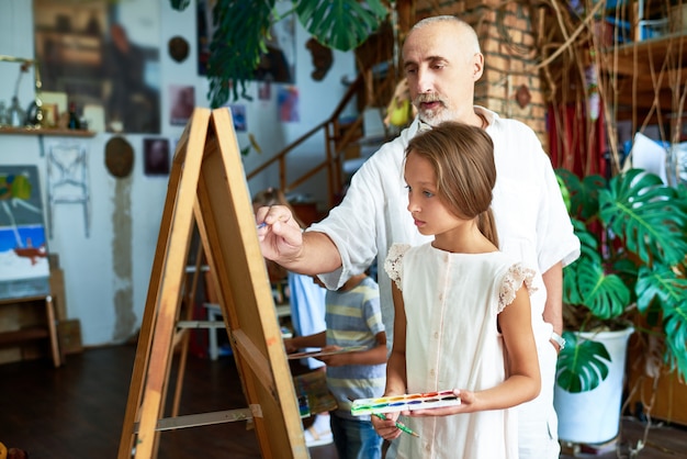 Profesor de arte senior en la escuela