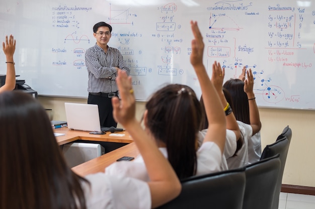 Profesor asiático que da la lección al grupo de estudiantes universitarios