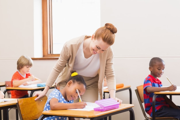 Profesor ayudando al alumno en el aula