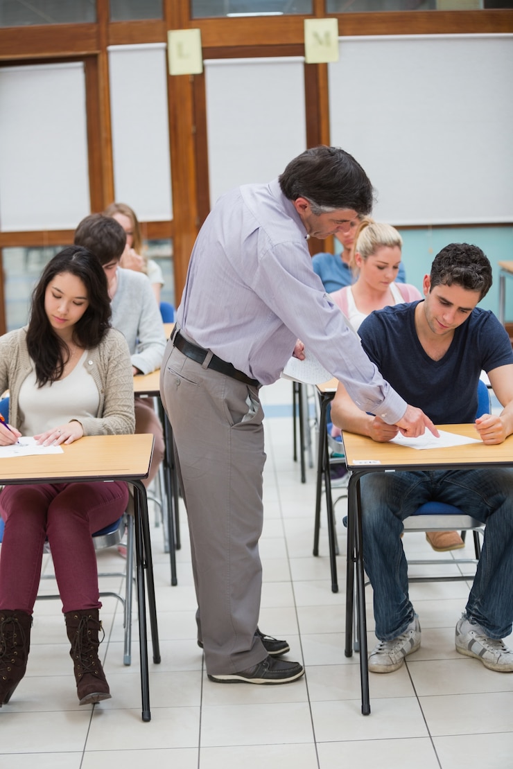 Foto profesor ayudando al estudiante