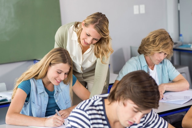 Profesor ayudando a estudiantes en clase