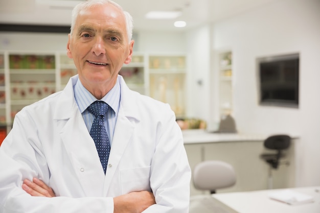 Profesor de Ciencias sonriendo a la cámara