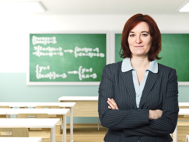 Profesor confiado y espacio en el aula