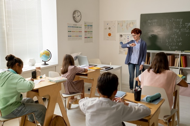 Profesor dando a los alumnos algo de tiempo para el trabajo individual.