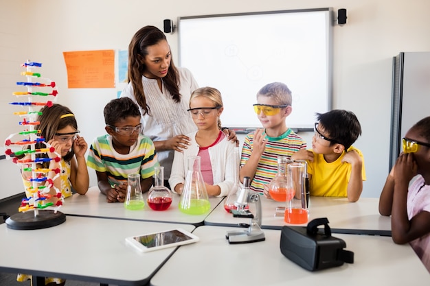 Un profesor dando una clase de ciencias