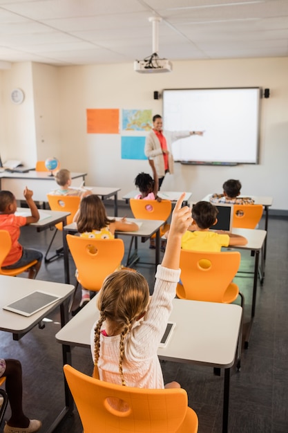 Profesor dando clase a sus alumnos