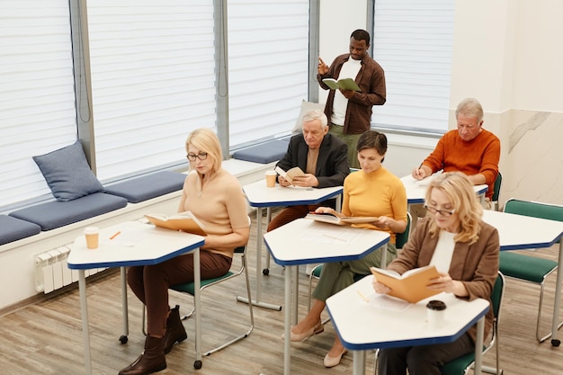 Profesor dando una conferencia a estudiantes de último año