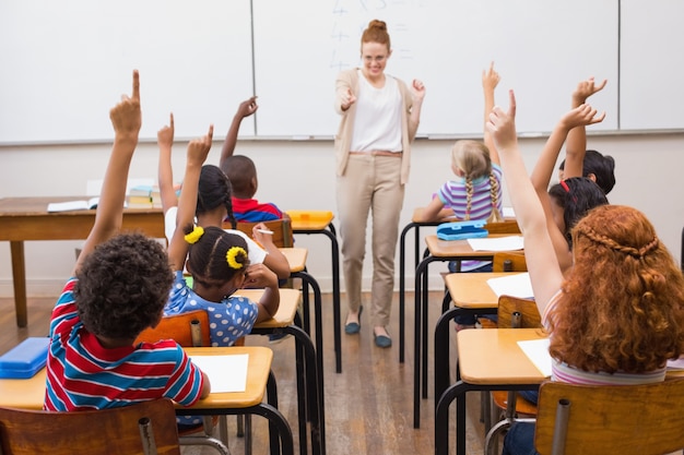 Profesor dando una lección de matemáticas en el aula