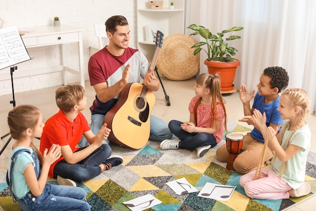 Profesor dando lecciones de música en la escuela.