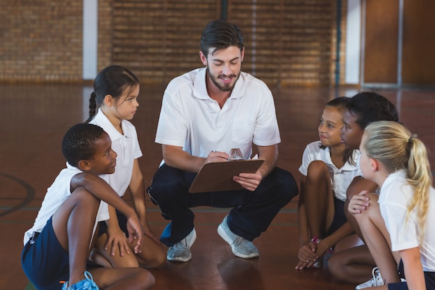 Profesor de deportes discutiendo con sus alumnos